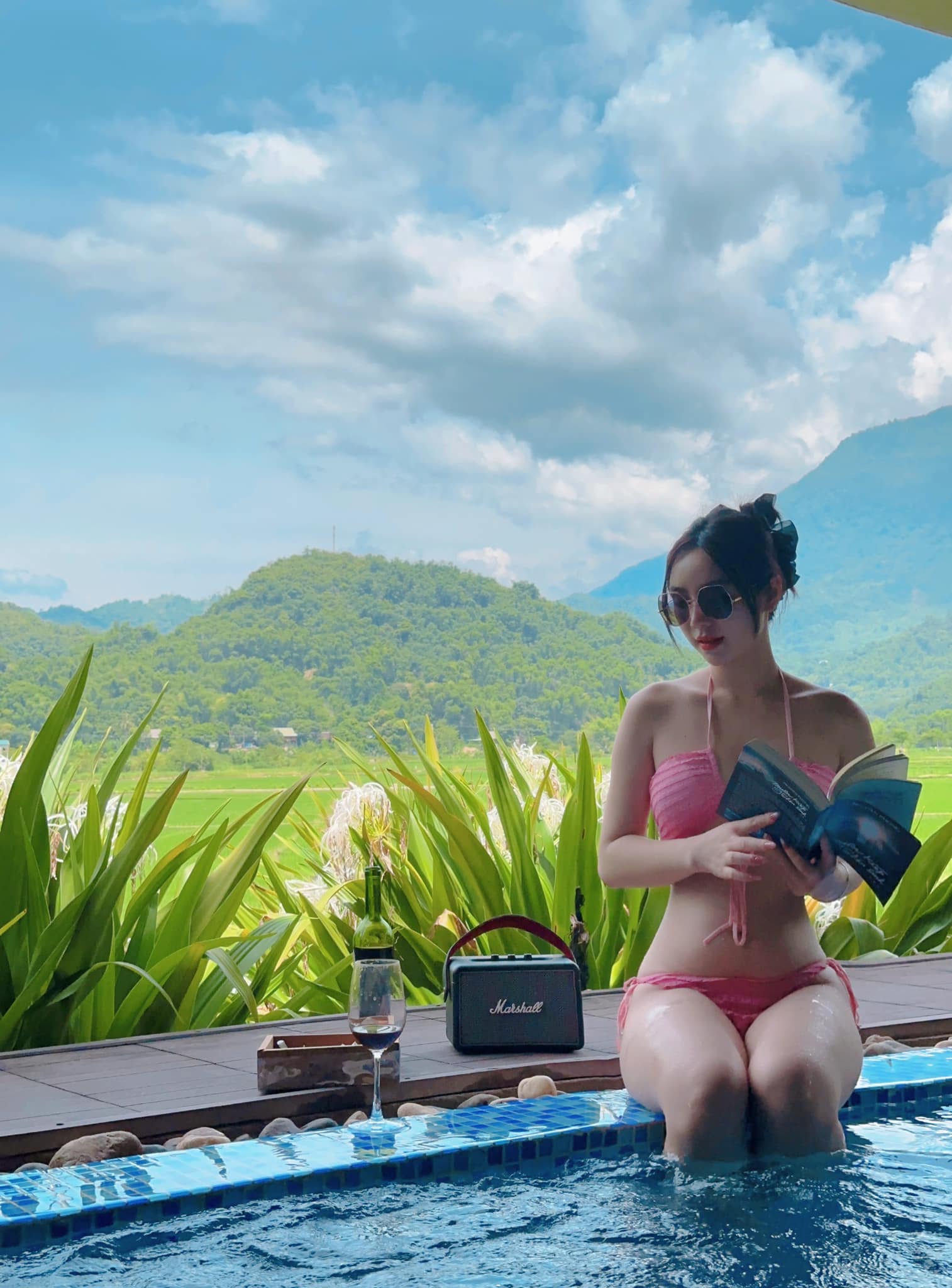 Hot girl Quỳnh Kool thả dáng cực nuột tại bể bơi khiến fan “chết đuối”