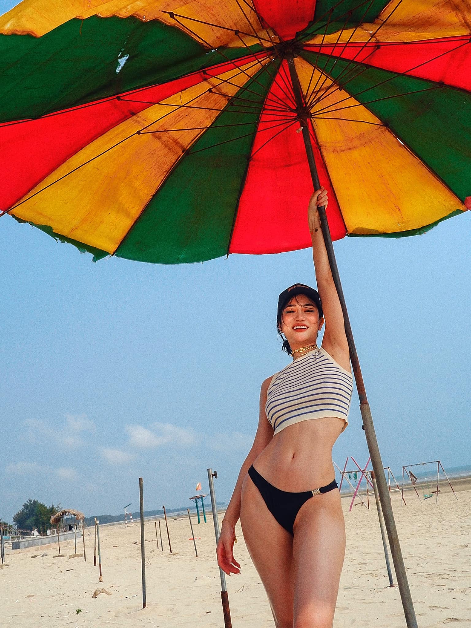 Hot girl Trần Ngọc Bích Dola khoe dáng nuột nà bên bờ suối