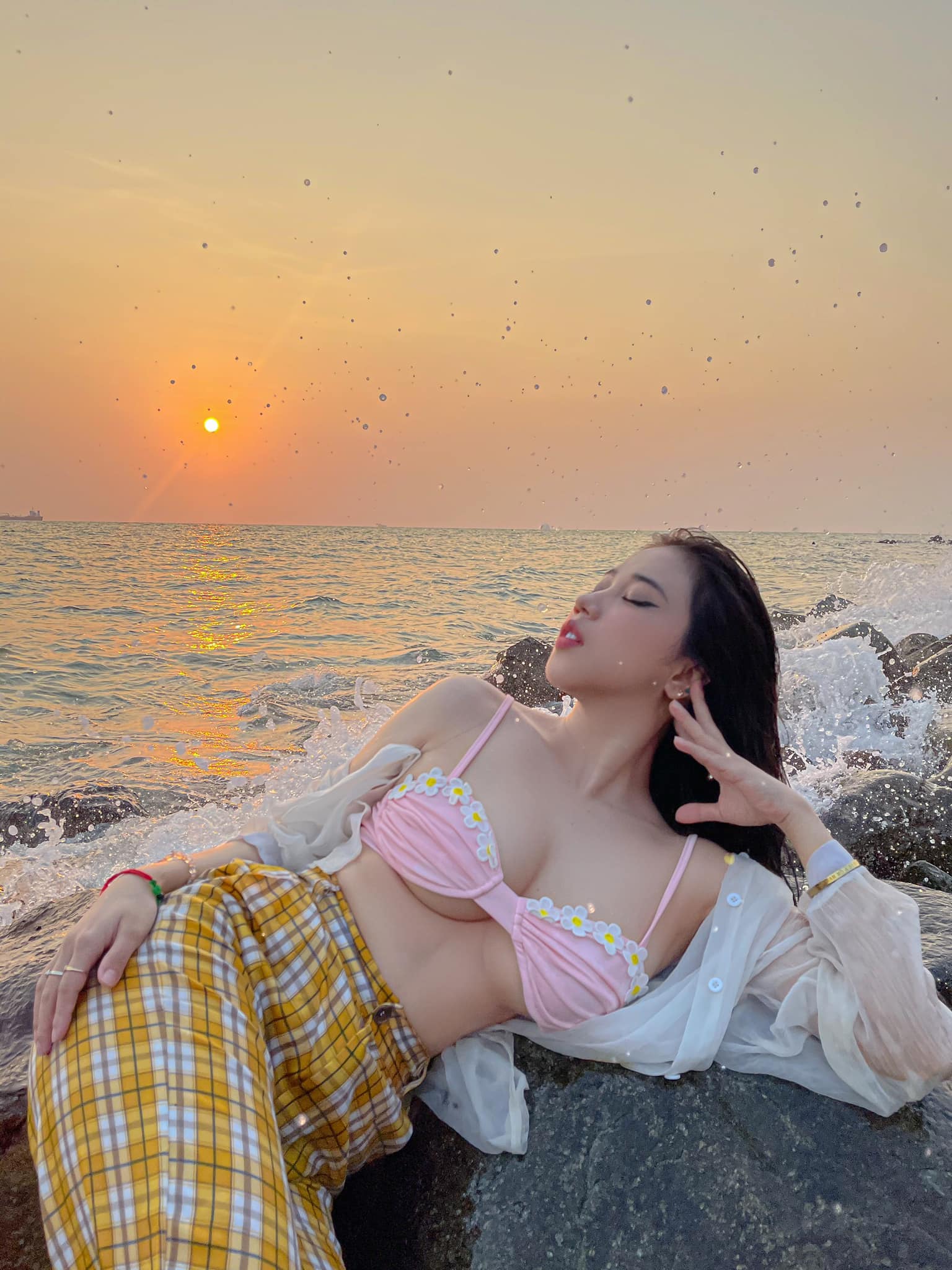 Nguyễn Thị Huyền Trang mặc bikini cá tính khoe body cực “cháy”