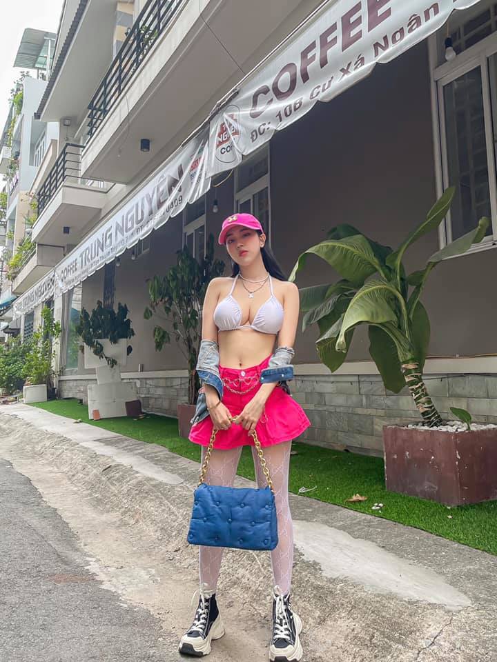 Nguyễn Thị Huyền Trang mặc bikini cá tính khoe body cực “cháy”