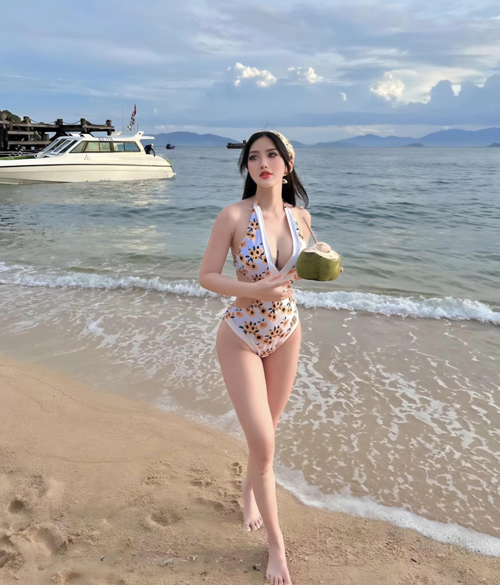 Hot girl Hoàng Nhân Linh Chi mặc bikini khoe vòng 1, vòng 3 rực lửa 