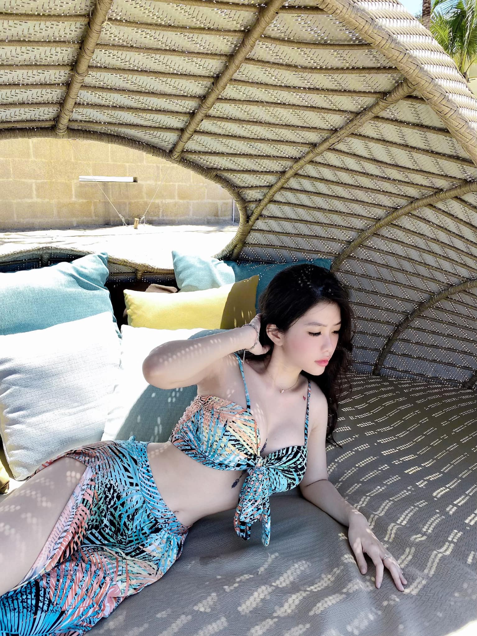 Hot girl Hoàng Nhân Linh Chi mặc bikini khoe vòng 1, vòng 3 rực lửa 